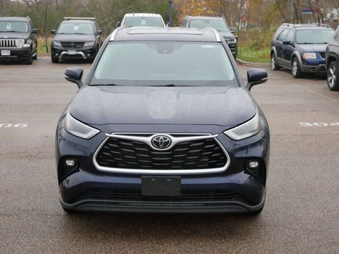 Used 2021 Toyota Highlander XLE image 19