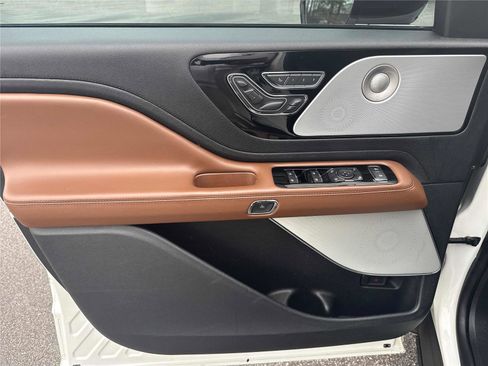 Used 2022 Lincoln Aviator Reserve w/ Equipment Group 201A image 9