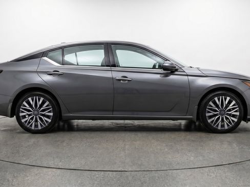 Used 2025 Nissan Altima 2.5 SV FWD image 11