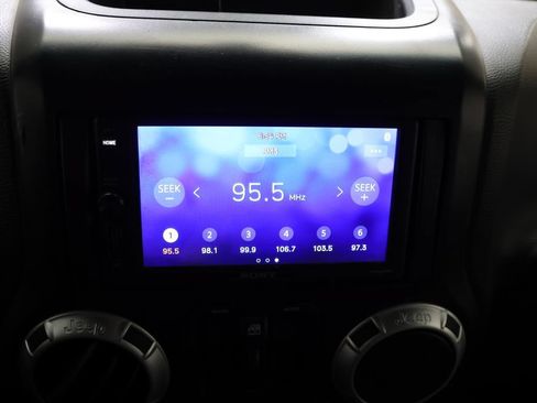Used 2013 Jeep Wrangler Unlimited Sahara w/ Connectivity Group AWD/4WD image 20