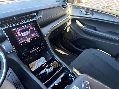 New 2025 Jeep Grand Cherokee L Laredo image 18