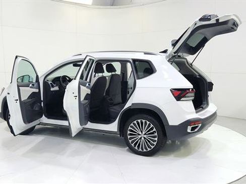 Used 2025 Volkswagen Taos SE image 31