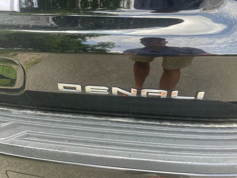 Used 2021 GMC Yukon XL Denali w/ Denali Premium Package image 3