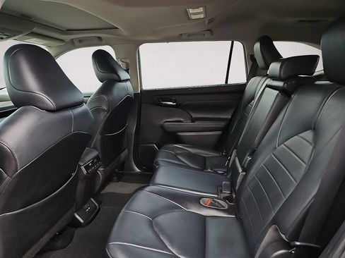 Used 2021 Toyota Highlander XLE FWD image 17