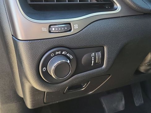 Used 2020 Jeep Cherokee Latitude image 17