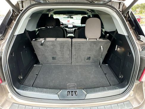 Used 2021 Ford Explorer XLT image 25