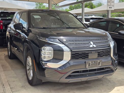 Used 2023 Mitsubishi Outlander ES FWD image 2