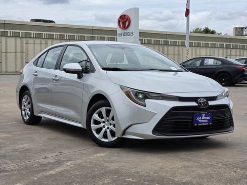 Used 2025 Toyota Corolla LE FWD image 2