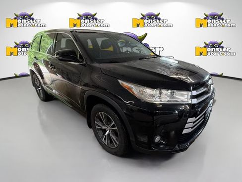 Used 2017 Toyota Highlander LE AWD/4WD image 3