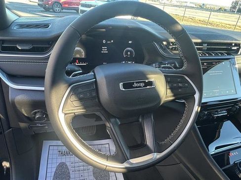 New 2025 Jeep Grand Cherokee Laredo image 10