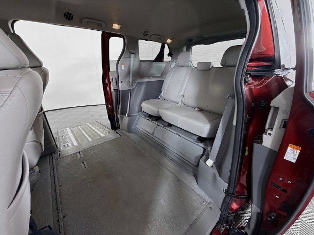 Used 2016 Toyota Sienna XLE w/ XLE Navigation Package FWD image 8