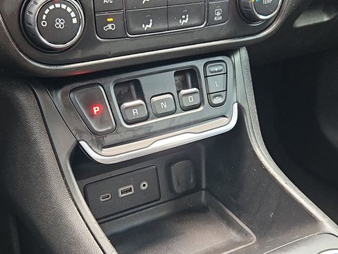 Used 2020 GMC Terrain SLE image 24