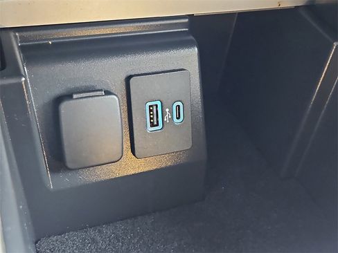 Used 2021 Ford Explorer XLT w/ Equipment Group 202A image 17