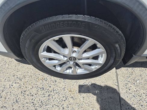 Used 2017 Nissan Rogue SV AWD/4WD image 5