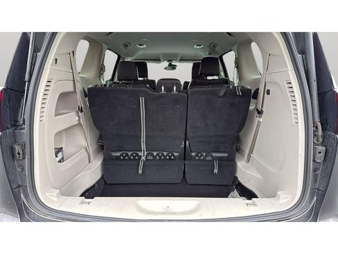 Used 2023 Chrysler Pacifica Touring-L FWD image 16