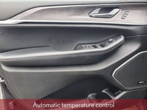 Used 2023 Jeep Grand Cherokee Limited AWD/4WD image 16
