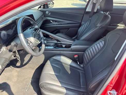 Used 2023 Hyundai Elantra Limited w/ Preferred Accessory Package FWD image 10