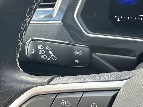 Used 2023 Volkswagen Tiguan SE w/ Panoramic Sunroof Package image 21