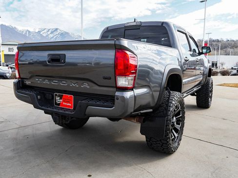 Used 2017 Toyota Tacoma TRD Off-Road w/ Premium & Technology Package image 8