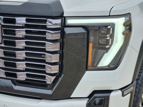 Used 2025 GMC Sierra 2500 Denali Ultimate image 9