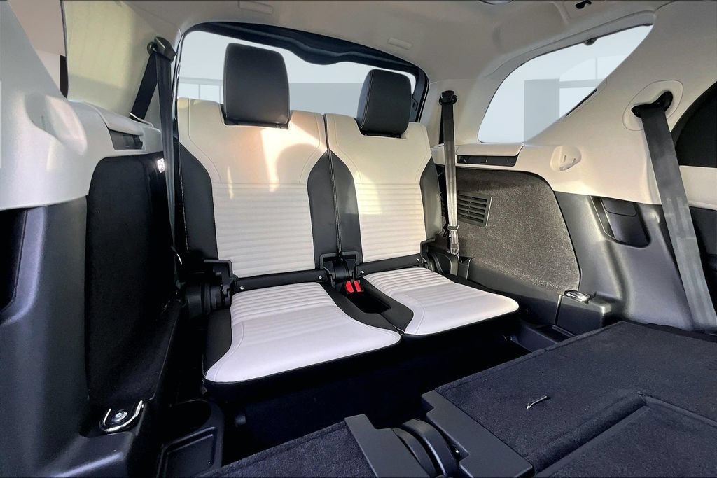 New 2026 Land Rover Discovery Limited Edition AWD/4WD image 11