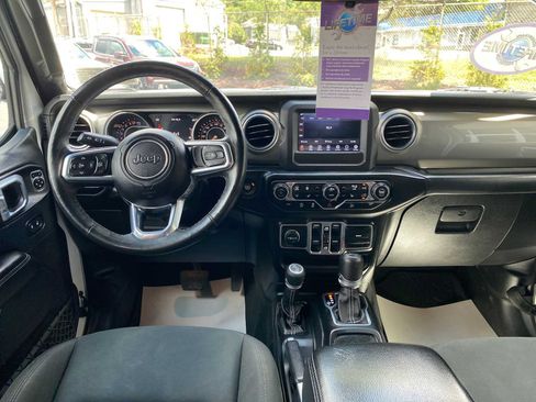 Used 2018 Jeep Wrangler Unlimited Sahara AWD/4WD image 8