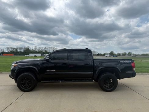 Used 2016 Toyota Tacoma TRD Sport w/ Premium & Technology Package image 7