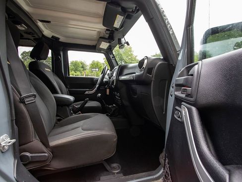 Used 2015 Jeep Wrangler Unlimited Sahara w/ Dual Top Group image 17