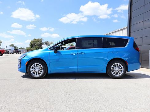 New 2027 Chrysler Pacifica Select FWD image 2