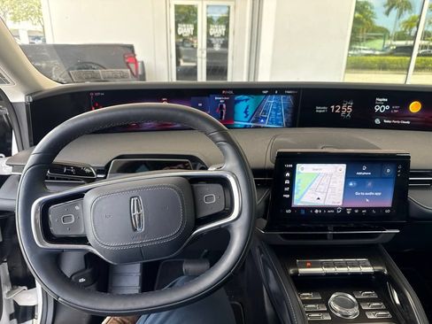 Used 2025 Lincoln Nautilus Reserve AWD/4WD image 4