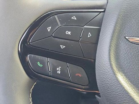 Certified 2025 Chrysler Pacifica Premium image 31