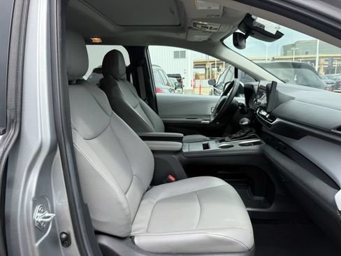 Used 2025 Toyota Sienna XLE FWD image 30