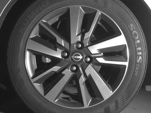 Used 2025 Nissan Versa SV FWD image 9