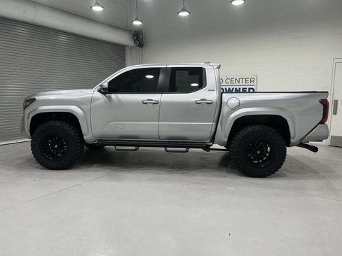Used 2025 Toyota Tacoma SR5 AWD/4WD image 5