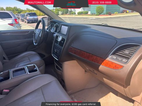 Used 2012 Chrysler Town & Country Touring-L w/ Premium Group FWD image 11