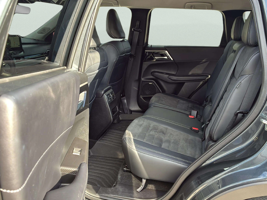 Used 2025 Mitsubishi Outlander SE FWD image 19