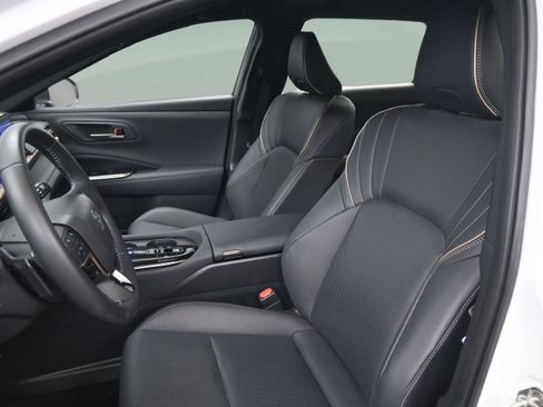 Certified 2025 Toyota Crown Signia image 33