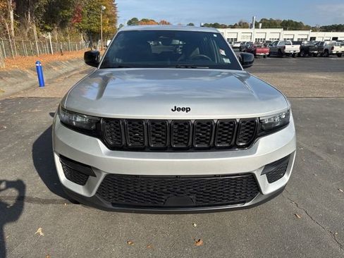 Used 2024 Jeep Grand Cherokee Altitude image 8