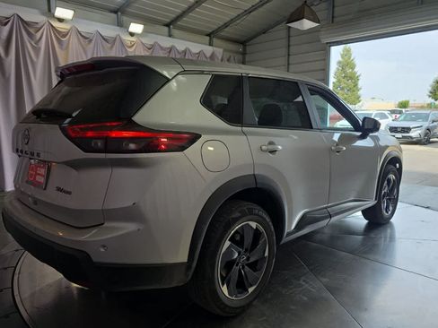 Used 2024 Nissan Rogue SV AWD/4WD image 3