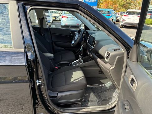 Used 2025 Hyundai Venue SE image 32