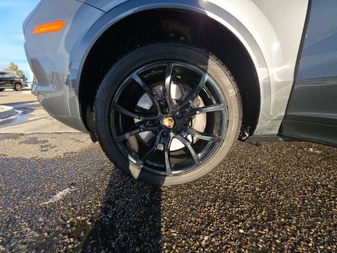 Used 2023 Porsche Cayenne Platinum Edition image 24