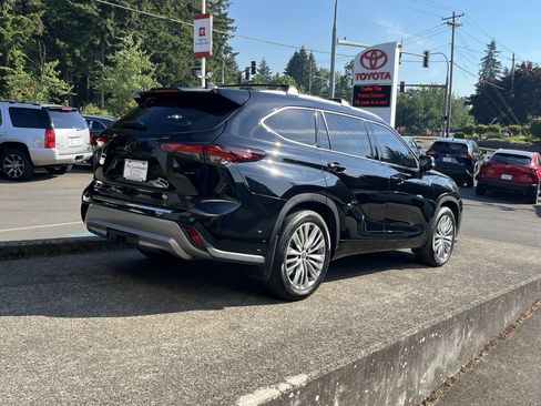 Certified 2024 Toyota Highlander Platinum AWD/4WD image 7