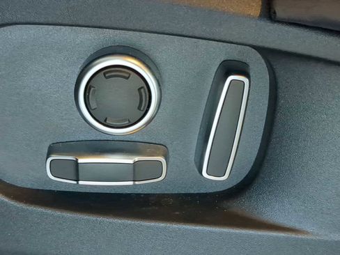 New 2023 Land Rover Defender 130 SE image 18