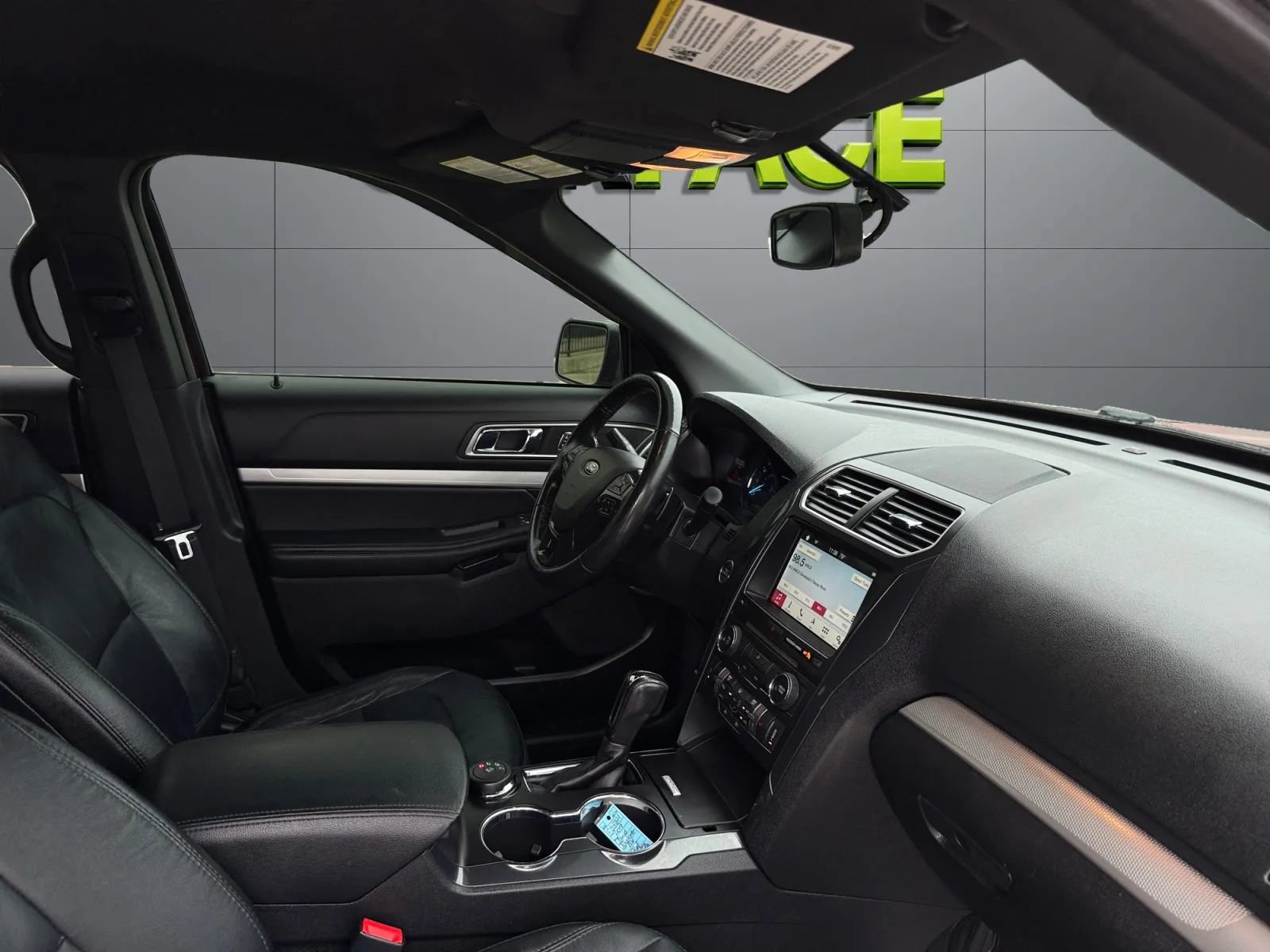 Used 2017 Ford Explorer XLT w/ Equipment Group 202A AWD/4WD image 26