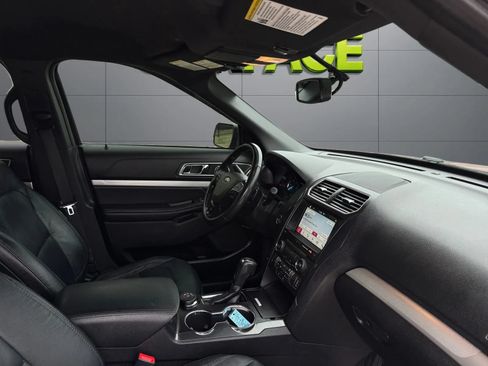 Used 2017 Ford Explorer XLT w/ Equipment Group 202A AWD/4WD image 26