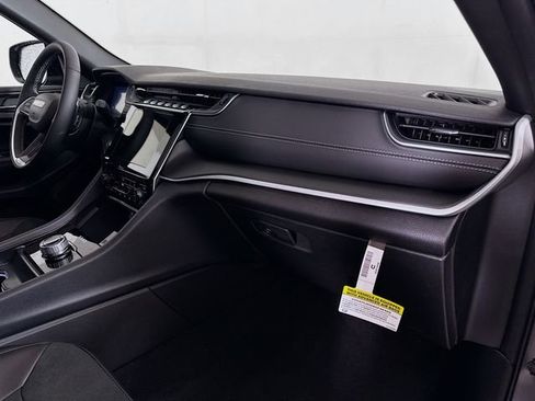 Used 2025 Jeep Grand Cherokee L Altitude image 30