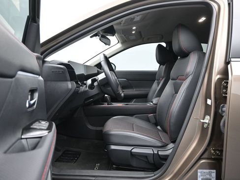 Used 2025 Nissan Kicks SR FWD image 9