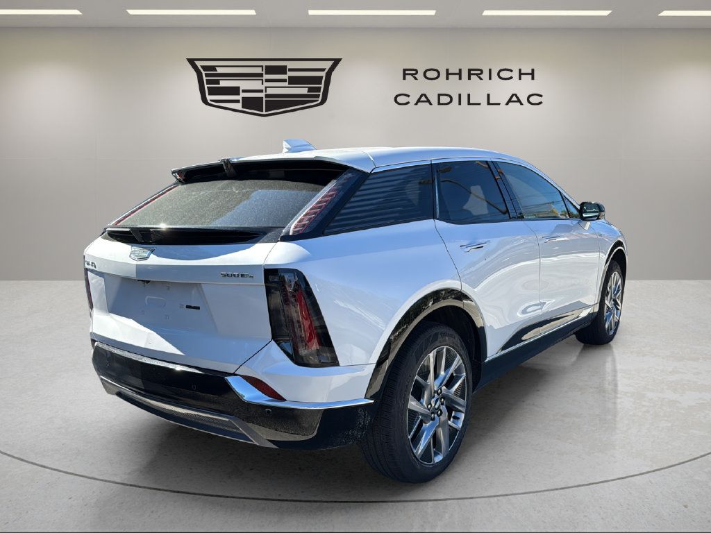 Certified 2025 Cadillac Optiq Luxury 2 w/ LPO, Floor Liner Package AWD/4WD image 5