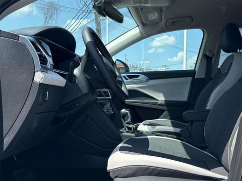 Used 2025 Volkswagen Taos SE image 11