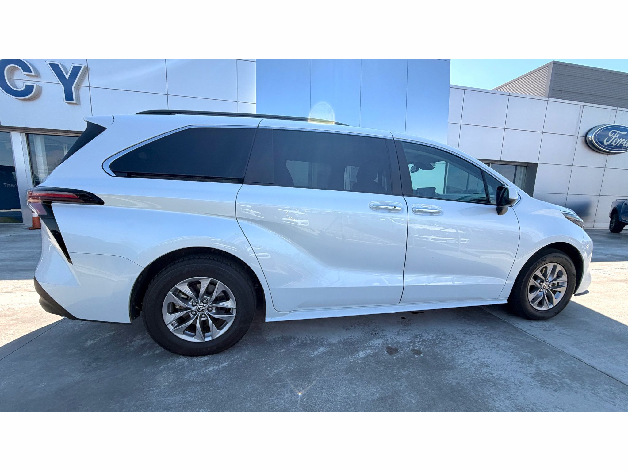 Used 2025 Toyota Sienna XLE FWD image 6